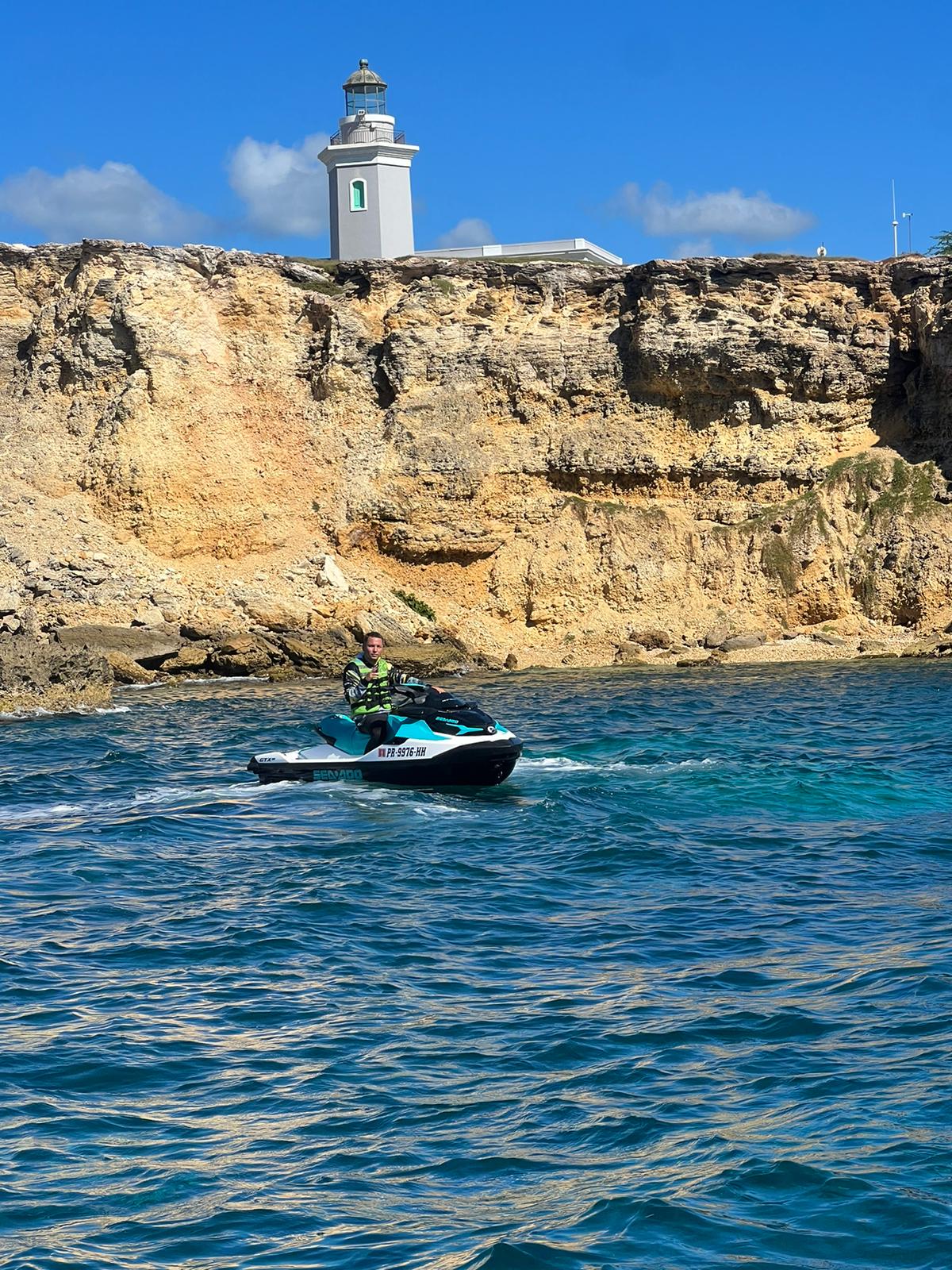 Clientes de VIP Jetski Rental disfrutando el mar